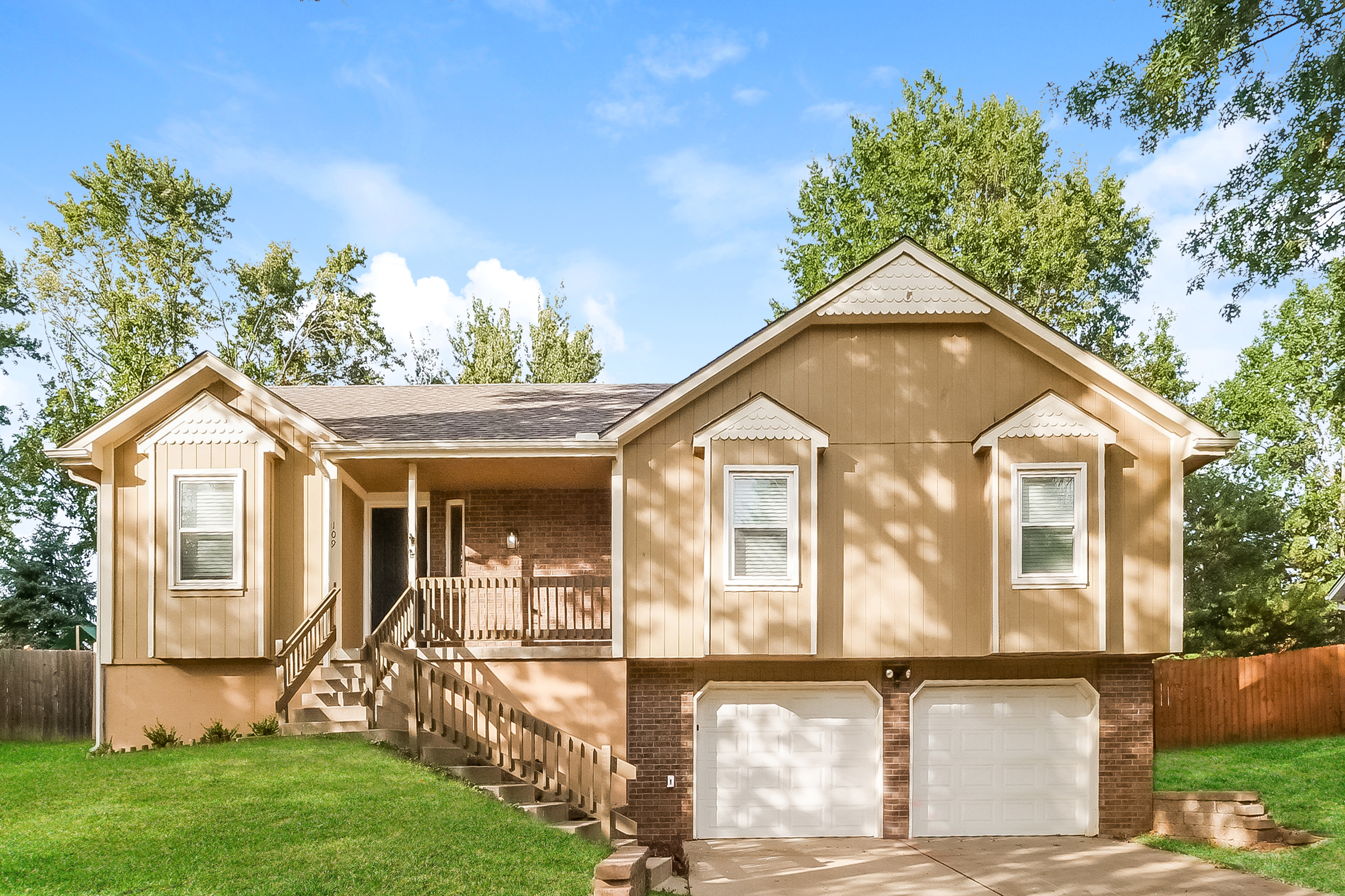 109 N W CHESTNUT ST BLUE SPRINGS, MO 64014